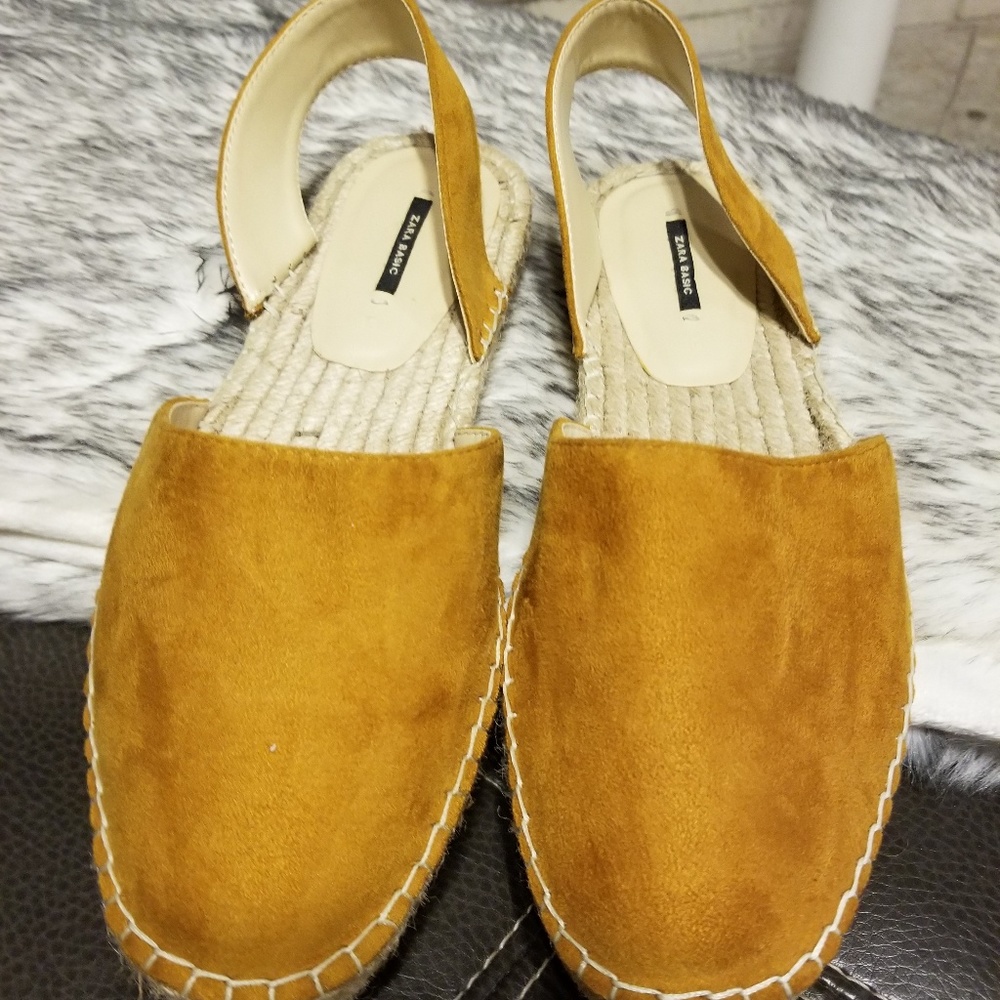Golden yellow show